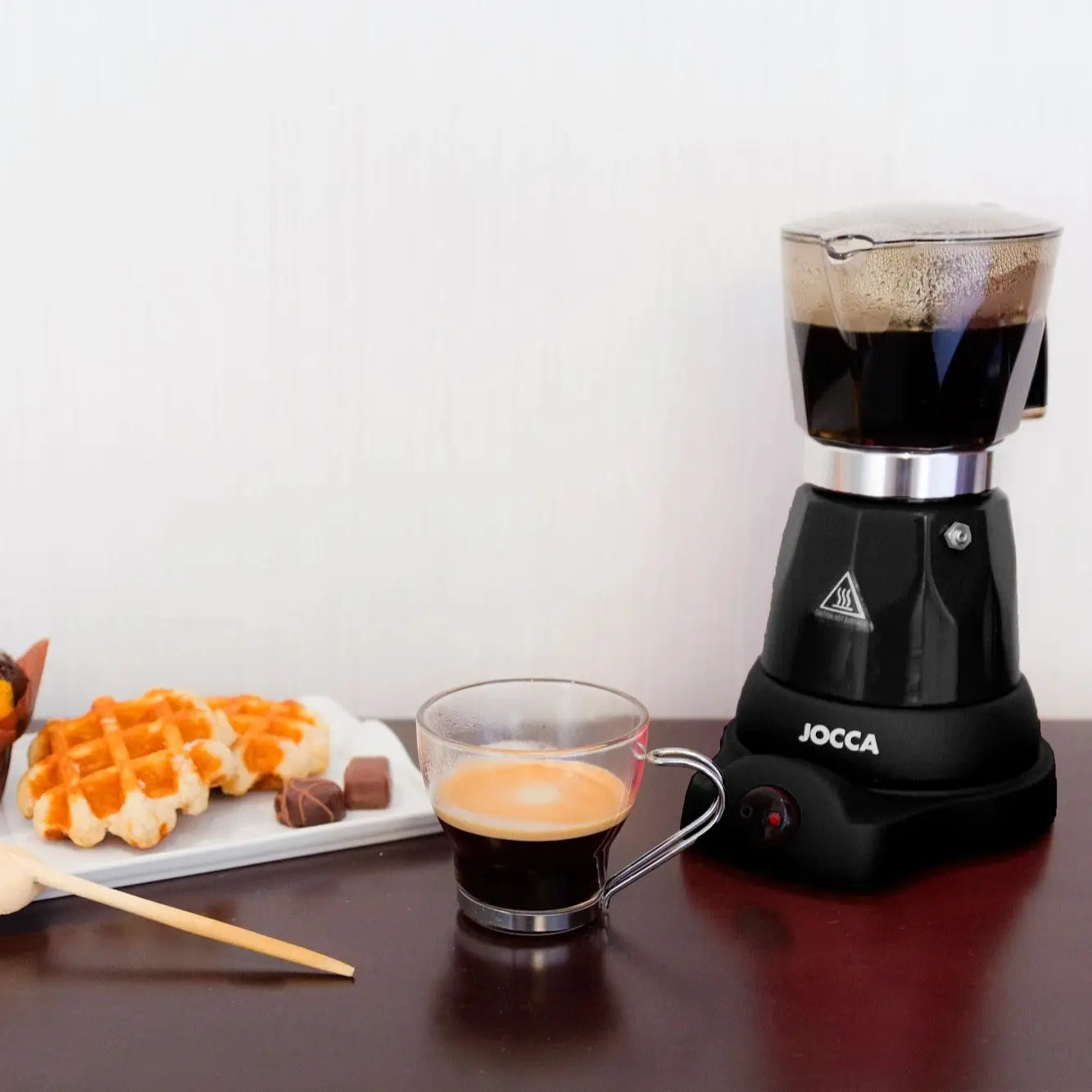 Induction coffee maker, electric and portable from JOCCA. Italian coffee EXPRESSO for 6 professional cups. Compact electric kettle with always hot system, 360 degree BASE, cold touch handle and 480W power.